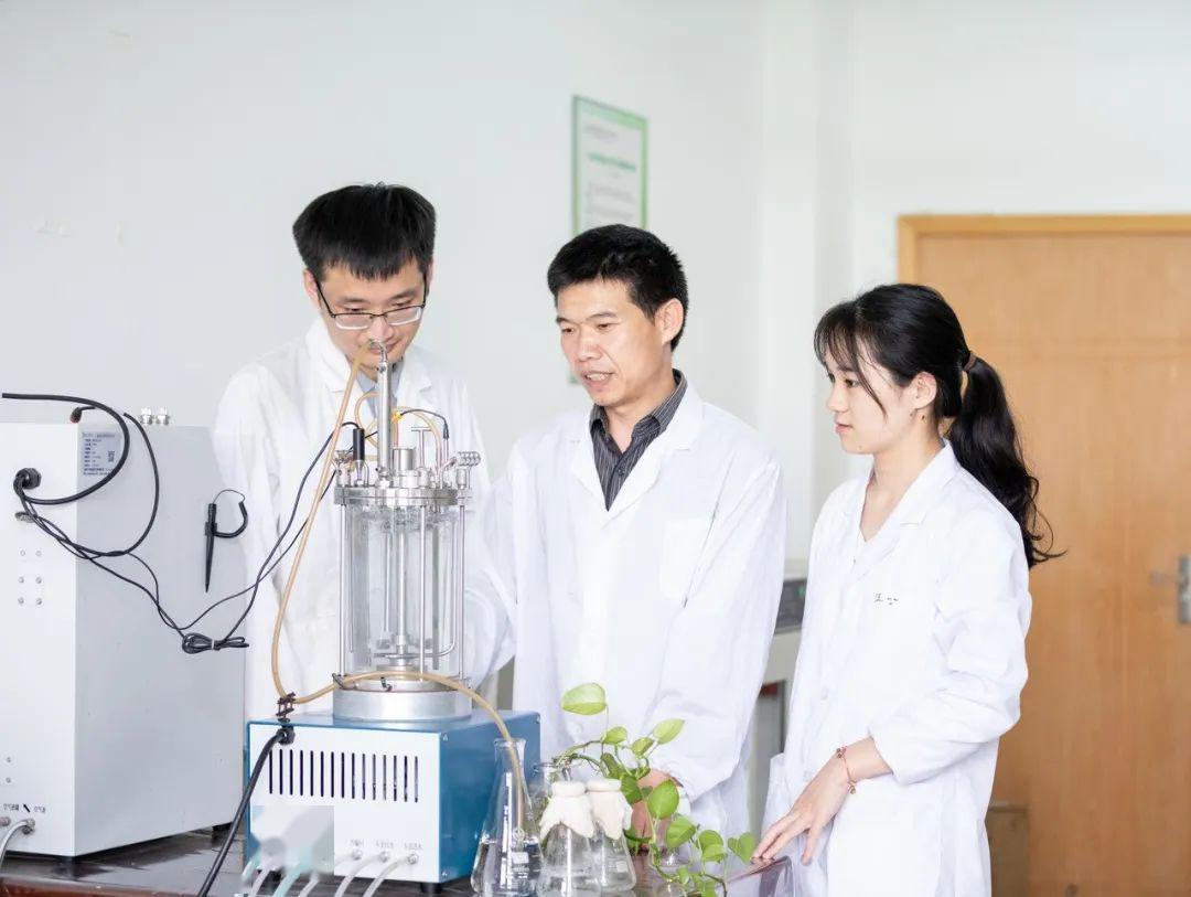 潛心教學(xué)為己任 服務(wù)地方顯擔(dān)當(dāng)——記生物化工產(chǎn)品技術(shù)研發(fā)專家楊仲毅